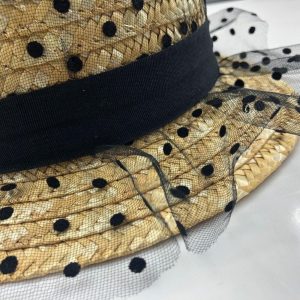 voile élégant sur chapeau