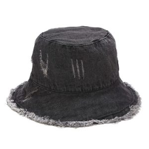 chapeau en jean effiloché