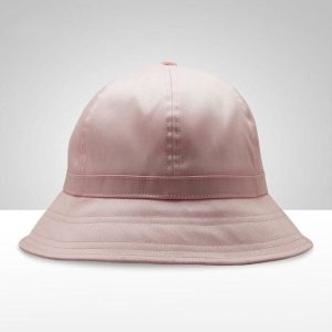 Chapeau en satin uni côté